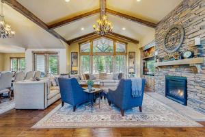 Luxury home with private hot tub bikes & fireplace - quarry pool & tennis access
