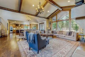 Luxury home with private hot tub bikes & fireplace - quarry pool & tennis access
