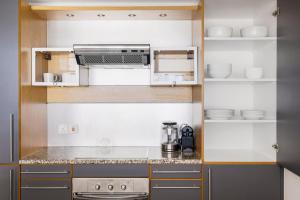 Blueground Dubai Marina pool nr Marina DXB-1751