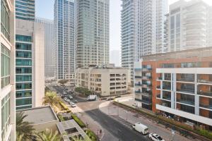 Blueground Dubai Marina pool nr Marina DXB-1751