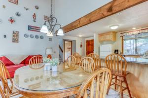 House with Private Hot Tub and Lovely Deck - Eight SHARC Passes
