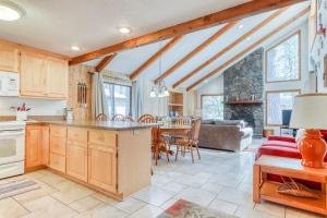 House with Private Hot Tub and Lovely Deck - Eight SHARC Passes