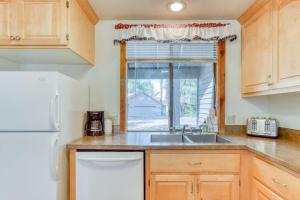 House with Private Hot Tub and Lovely Deck - Eight SHARC Passes