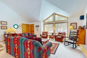 Family-Friendly Sunriver Home with Private Hot Tub Shared Pool WiFi SHARC passes