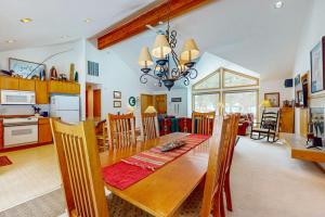 Family-Friendly Sunriver Home with Private Hot Tub Shared Pool WiFi SHARC passes