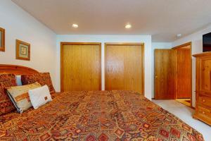 Family-Friendly Sunriver Home with Private Hot Tub Shared Pool WiFi SHARC passes