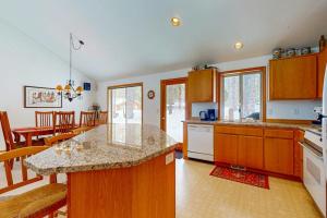 Family-Friendly Sunriver Home with Private Hot Tub Shared Pool WiFi SHARC passes