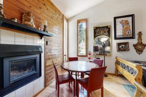 Eclectic second floor condo with loft balcony & gas fireplace - family friendly