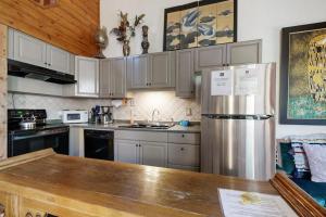 Eclectic second floor condo with loft balcony & gas fireplace - family friendly