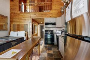 Eclectic second floor condo with loft balcony & gas fireplace - family friendly