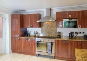 Runway Hse Luxe 5 Bed, with King sized Beds, next to Aiport & NEC, JLR 5 mins