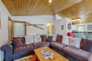 Spacious Cabin-Style Home with Mountain Views & Shared Hot Tub & Pool