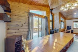 Spacious Cabin-Style Home with Mountain Views & Shared Hot Tub & Pool