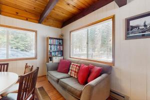 Great family home near Tahoe Donner with a shared pool tennis court & hot tubs