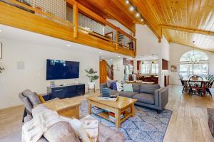 Luxe lodge on the Tahoe Donner Golf Course near skiing lake & rec center