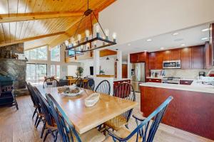 Luxe lodge on the Tahoe Donner Golf Course near skiing lake & rec center