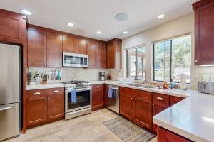 Luxe lodge on the Tahoe Donner Golf Course near skiing lake & rec center