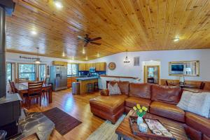 Lovely mountain home with skiing pool hot tub fast WiFi & washer&dryer