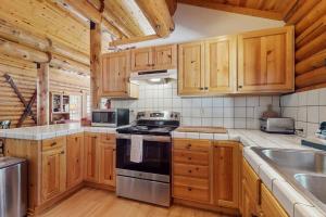Log Cabin across from Adventure Center 10 min to Truckee & Lake Donner wifi