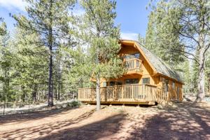 Cozy cabin with three decks EV charger & SHARC Passes - dog-friendly