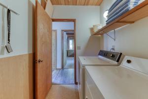 Cozy cabin with three decks EV charger & SHARC Passes - dog-friendly