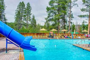 Gorgeous Mountain View & Access to a Pool Hot Tub Gym - Near Skiing