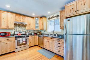 Two-story mountain-view condo with balcony fireplace & pool - dog-friendly