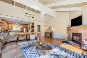Two-story mountain-view condo with balcony fireplace & pool - dog-friendly