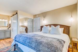 Two-story mountain-view condo with balcony fireplace & pool - dog-friendly