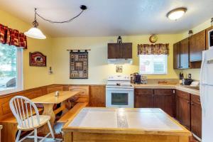 Charming alpine cabin forages - close to hiking skiing and more