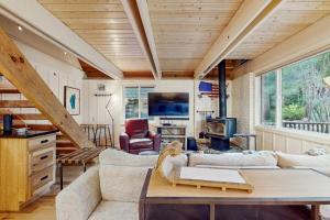 Chalet-style Townhome with Fireplace Deck Near Ski Resort Incline Village