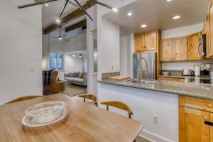 Charming condo near the lake with grill full kitchen & W&D