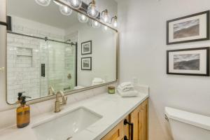 Charming condo near the lake with grill full kitchen & W&D