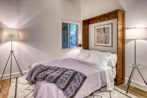 Charming condo near the lake with grill full kitchen & W&D