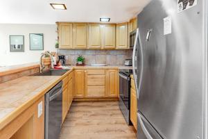 Two-Level Condo with Shared Outdoor Pool Free WiFi Fireplace & washer&dryer