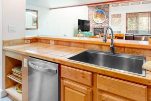 Two-Level Condo with Shared Outdoor Pool Free WiFi Fireplace & washer&dryer