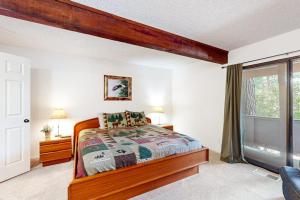Two-Level Condo with Shared Outdoor Pool Free WiFi Fireplace & washer&dryer