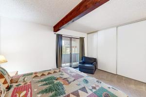 Two-Level Condo with Shared Outdoor Pool Free WiFi Fireplace & washer&dryer