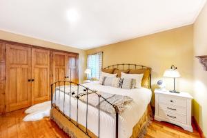 Luxurious Tahoe gem with furnished deck overlooking stream