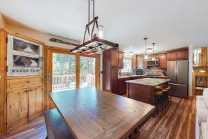 Luxurious Tahoe gem with furnished deck overlooking stream