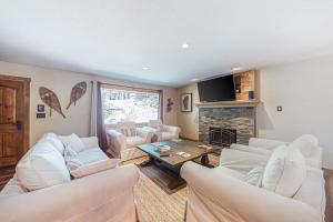 Luxurious Tahoe gem with furnished deck overlooking stream