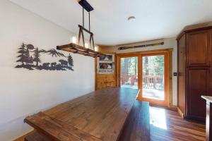 Luxurious Tahoe gem with furnished deck overlooking stream