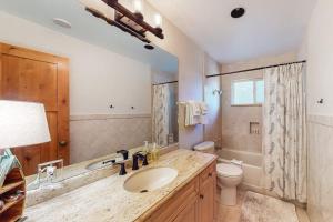 Luxurious Tahoe gem with furnished deck overlooking stream