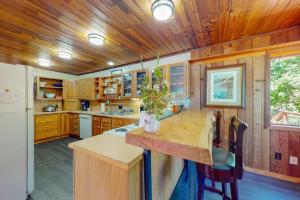 Nana and Papas - Lakefront dog-friendly home in Joseph with amazing yard deck