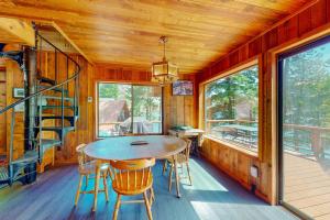 Nana and Papas - Lakefront dog-friendly home in Joseph with amazing yard deck