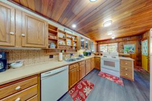 Nana and Papas - Lakefront dog-friendly home in Joseph with amazing yard deck
