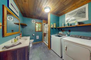 Nana and Papas - Lakefront dog-friendly home in Joseph with amazing yard deck