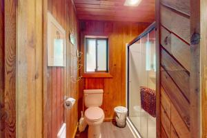 Nana and Papas - Lakefront dog-friendly home in Joseph with amazing yard deck