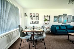 Spacious 5 BR, sleeps 8-10, City Centre Close, Fast Wi-Fi, Free Parking, Long Stays
