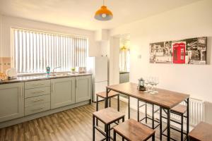 Spacious 5 BR, sleeps 8-10, City Centre Close, Fast Wi-Fi, Free Parking, Long Stays